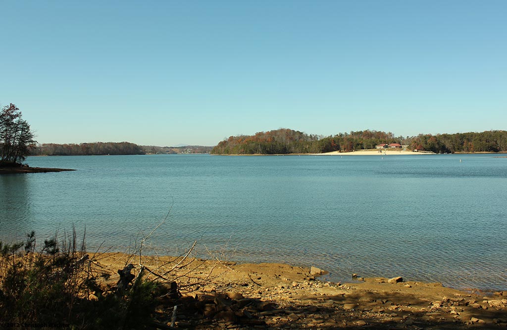 Blick vom Ufer über einen der "Arme" des Smith Mountain Lakes